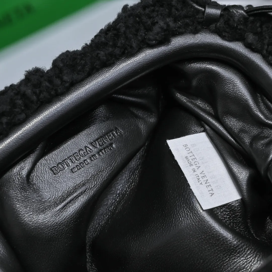 The small black 🐱BV pouch cloud bag is a furry style. It comes, it comes, it comes with fur~ You will know how cute it is when you see the real thing! The soft and fluffy feel is really great. Rua, this year’s furry style, I stand on bv! ! Whether it is a jodie cloud bag or a tote, not all curly teddy fur can be used to make goods. The curl size of the fur directly affects the similarity of the entire bag. Material: full fur and lambskin ➕ lambskin lining is much more expensive than full leather! Again, if you don’t want to develop ZP, of course you have to be willing to spend money ~ 22*13*5cm